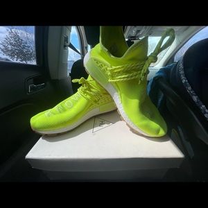 selling some shoes that I really don’t use no more.we can negotiate the price.